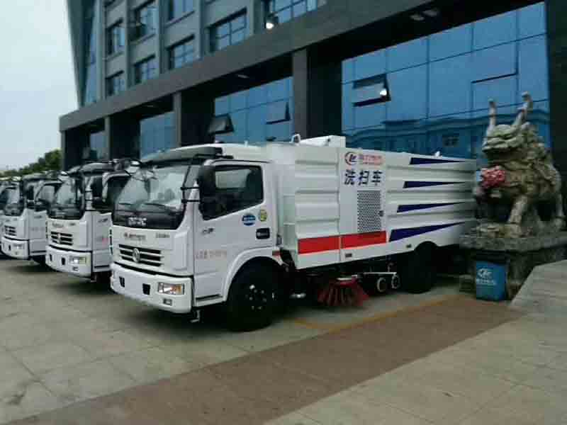 发往广西的洗扫车、人行道路面高压清洗车