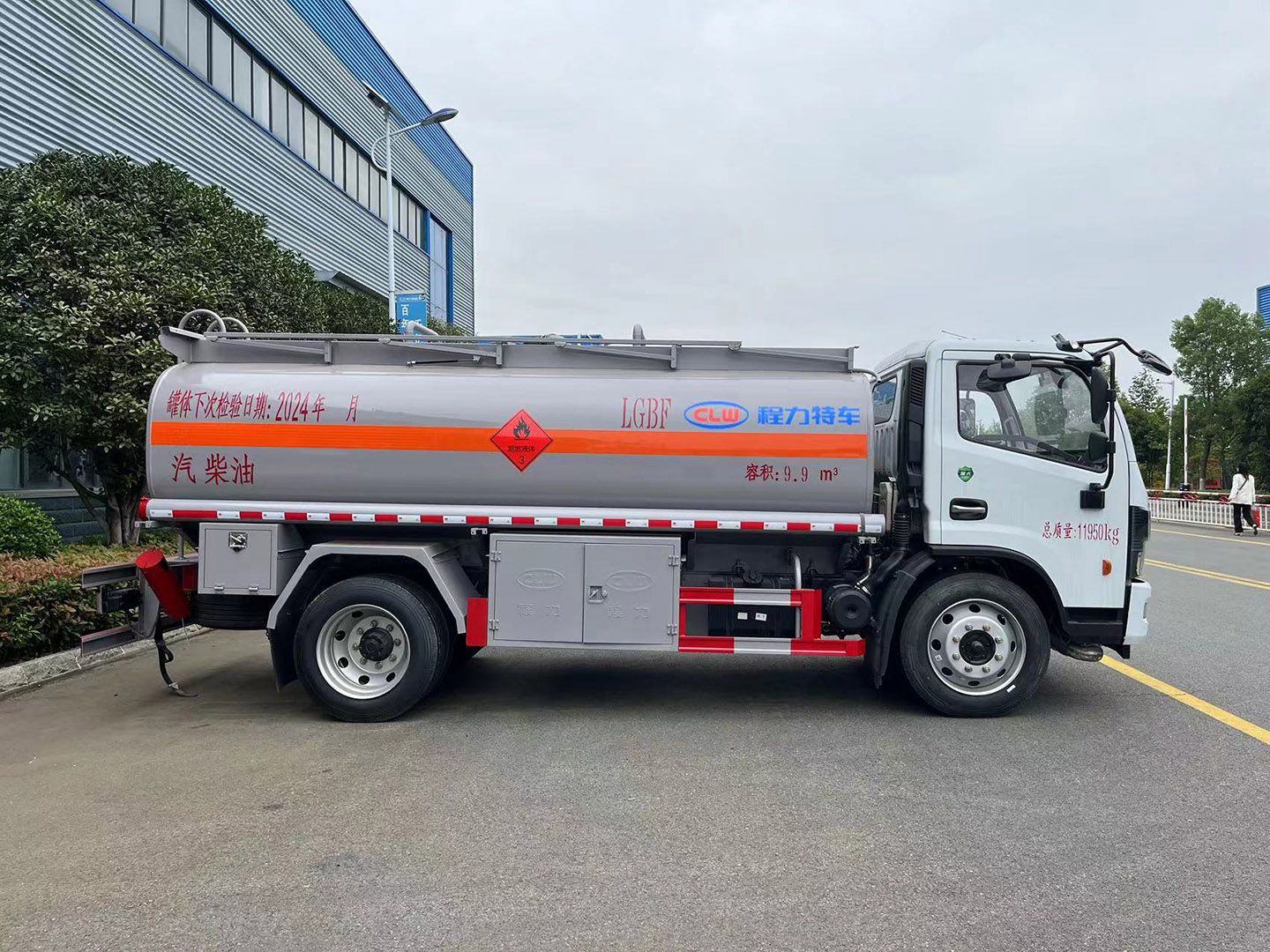 凯时优质运营商集团国六东风10立方油罐车/加油车